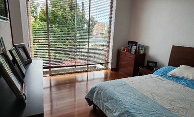 ¡Se Vende Espectacular Casa Moderna en Chía, Vereda La Balsa! Tu hogar ideal te espera en Chía. Esta impresionante casa, aunque construida hace 17 año