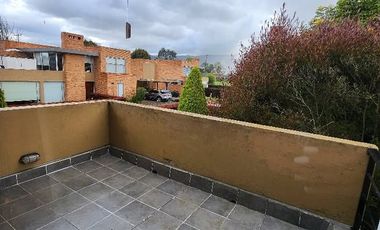 ¡Se Vende Espectacular Casa Moderna en Chía, Vereda La Balsa! Tu hogar ideal te espera en Chía. Esta impresionante casa, aunque construida hace 17 año
