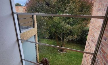 ¡Se Vende Espectacular Casa Moderna en Chía, Vereda La Balsa! Tu hogar ideal te espera en Chía. Esta impresionante casa, aunque construida hace 17 año