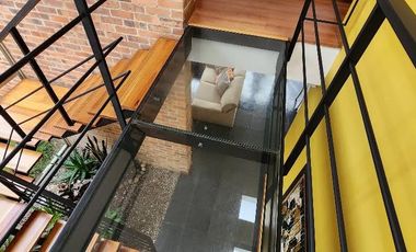 ¡Se Vende Espectacular Casa Moderna en Chía, Vereda La Balsa! Tu hogar ideal te espera en Chía. Esta impresionante casa, aunque construida hace 17 año