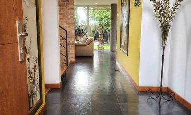¡Se Vende Espectacular Casa Moderna en Chía, Vereda La Balsa! Tu hogar ideal te espera en Chía. Esta impresionante casa, aunque construida hace 17 año