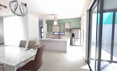 Alquiler Casa Amoblada 4 dormitorios en Condado Vicolini