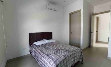 Alquiler Casa Amoblada 4 dormitorios en Condado Vicolini