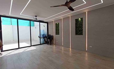 Alquiler Casa Amoblada 4 dormitorios en Condado Vicolini