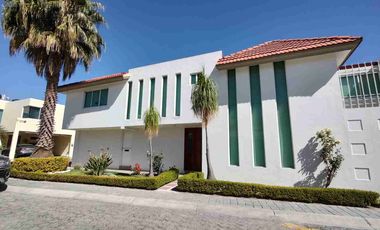 CASA EN RENTA AMUEBLADA, 5 RECAMARAS (Fraccionamiento a 3 minutos de via atlixcayotl.)
