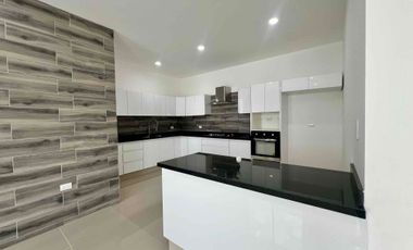 Moderna y funcional casa en Las Plazas lista para estrenar