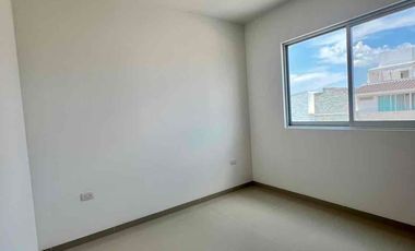 Moderna y funcional casa en Las Plazas lista para estrenar