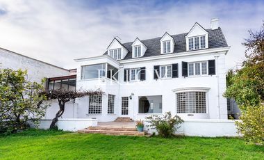 Majestuosa Mansión de Estilo Francés con Vista Panorámica al Mar en Cerro Castillo.