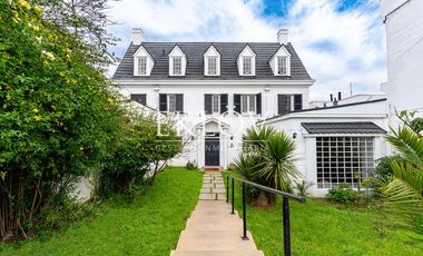 Majestuosa Mansión de Estilo Francés con Vista Panorámica al Mar en Cerro Castillo.
