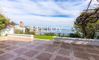 Majestuosa Mansión de Estilo Francés con Vista Panorámica al Mar en Cerro Castillo.