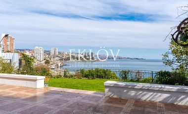 Majestuosa Mansión de Estilo Francés con Vista Panorámica al Mar en Cerro Castillo.
