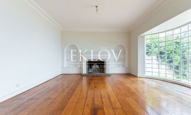 Majestuosa Mansión de Estilo Francés con Vista Panorámica al Mar en Cerro Castillo.