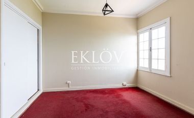 Majestuosa Mansión de Estilo Francés con Vista Panorámica al Mar en Cerro Castillo.