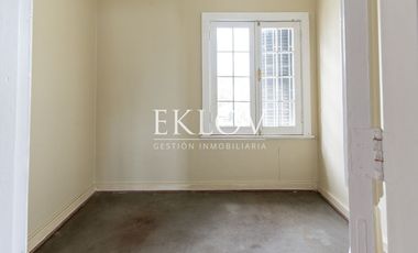 Majestuosa Mansión de Estilo Francés con Vista Panorámica al Mar en Cerro Castillo.