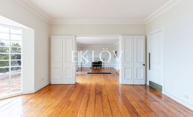 Majestuosa Mansión de Estilo Francés con Vista Panorámica al Mar en Cerro Castillo.