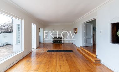 Majestuosa Mansión de Estilo Francés con Vista Panorámica al Mar en Cerro Castillo.