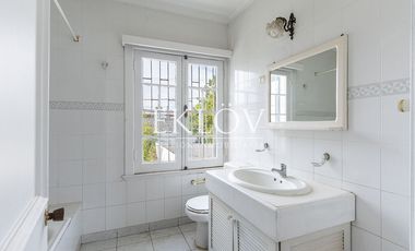 Majestuosa Mansión de Estilo Francés con Vista Panorámica al Mar en Cerro Castillo.