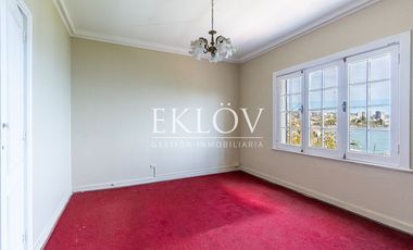 Majestuosa Mansión de Estilo Francés con Vista Panorámica al Mar en Cerro Castillo.