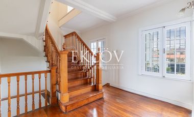 Majestuosa Mansión de Estilo Francés con Vista Panorámica al Mar en Cerro Castillo.