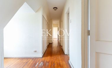 Majestuosa Mansión de Estilo Francés con Vista Panorámica al Mar en Cerro Castillo.