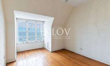 Majestuosa Mansión de Estilo Francés con Vista Panorámica al Mar en Cerro Castillo.