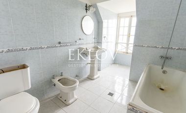 Majestuosa Mansión de Estilo Francés con Vista Panorámica al Mar en Cerro Castillo.