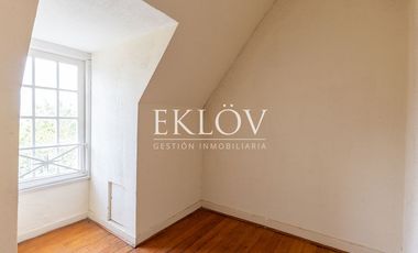 Majestuosa Mansión de Estilo Francés con Vista Panorámica al Mar en Cerro Castillo.