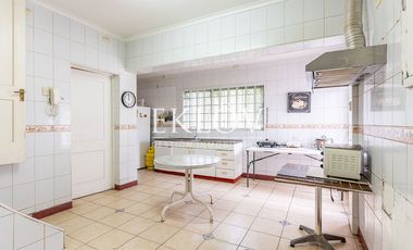 Majestuosa Mansión de Estilo Francés con Vista Panorámica al Mar en Cerro Castillo.