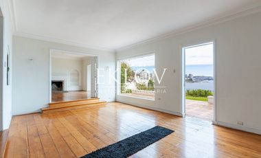 Majestuosa Mansión de Estilo Francés con Vista Panorámica al Mar en Cerro Castillo.