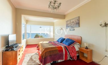 Majestuosa Mansión de Estilo Francés con Vista Panorámica al Mar en Cerro Castillo.