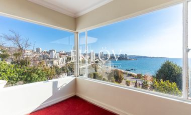 Majestuosa Mansión de Estilo Francés con Vista Panorámica al Mar en Cerro Castillo.