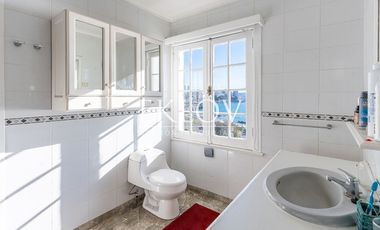 Majestuosa Mansión de Estilo Francés con Vista Panorámica al Mar en Cerro Castillo.