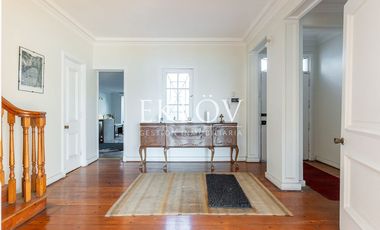 Majestuosa Mansión de Estilo Francés con Vista Panorámica al Mar en Cerro Castillo.