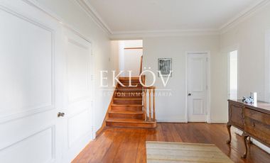 Majestuosa Mansión de Estilo Francés con Vista Panorámica al Mar en Cerro Castillo.