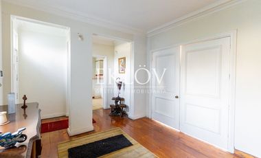 Majestuosa Mansión de Estilo Francés con Vista Panorámica al Mar en Cerro Castillo.