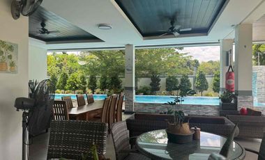 Large modern Fairway Villa in Southwoods
