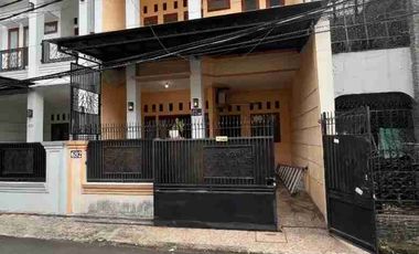 Disewakan Rumah Baru Bebas Banjir Semi Furnished di Pondok Bambu Jakarta Timur