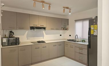 En Venta Casa de 4 Dorm. en Urbanización Uxmal - Manta