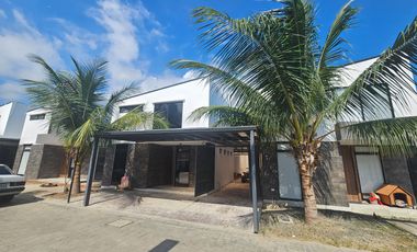 En Venta Casa de 4 Dorm. en Urbanización Uxmal - Manta