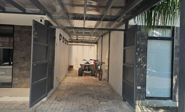 En Venta Casa de 4 Dorm. en Urbanización Uxmal - Manta
