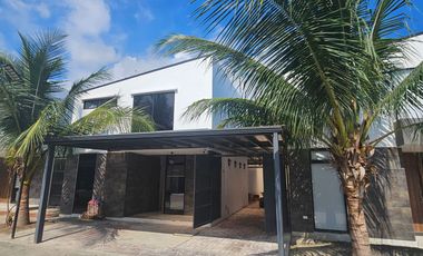 En Venta Casa de 4 Dorm. en Urbanización Uxmal - Manta