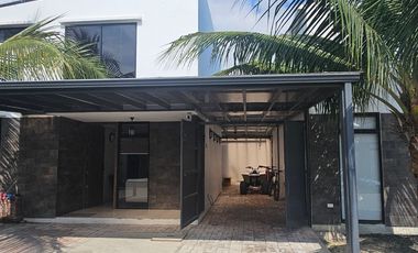 En Venta Casa de 4 Dorm. en Urbanización Uxmal - Manta