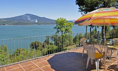 PROPIEDAD CON VISTA AL LAGO DE ZIRAHUÉN EN COPÁNDARO $7,000,000