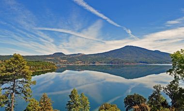 PROPIEDAD CON VISTA AL LAGO DE ZIRAHUÉN EN COPÁNDARO $7,000,000