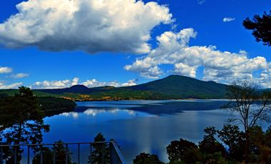 PROPIEDAD CON VISTA AL LAGO DE ZIRAHUÉN EN COPÁNDARO $7,000,000
