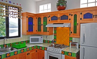 PROPIEDAD CON VISTA AL LAGO DE ZIRAHUÉN EN COPÁNDARO $7,000,000