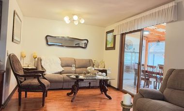 SE VENDE EXCELENTE Y RENOVADA CASA BARRIO LOMAS DE MIRASUR