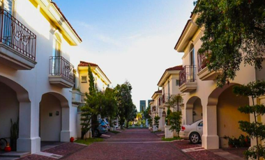 VENTA DE HERMOSA CASA EN FRACCIONAMIENTO PROVIDENCIA EN ZAPOPAN