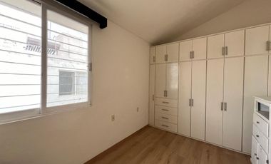 Casa Amueblada en Renta – Cañadas del Bosque Ubicación: Fraccionamiento privado con vigilancia, áreas verdes, juegos infantiles y canchas deportivas.