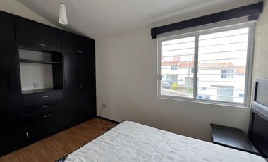 Casa Amueblada en Renta – Cañadas del Bosque Ubicación: Fraccionamiento privado con vigilancia, áreas verdes, juegos infantiles y canchas deportivas.